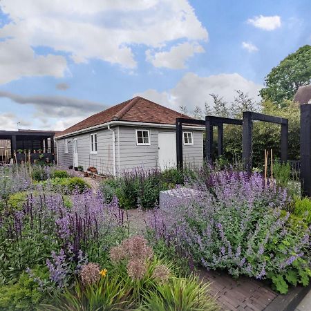 Little Maplewood, Tangmere Bagian luar foto
