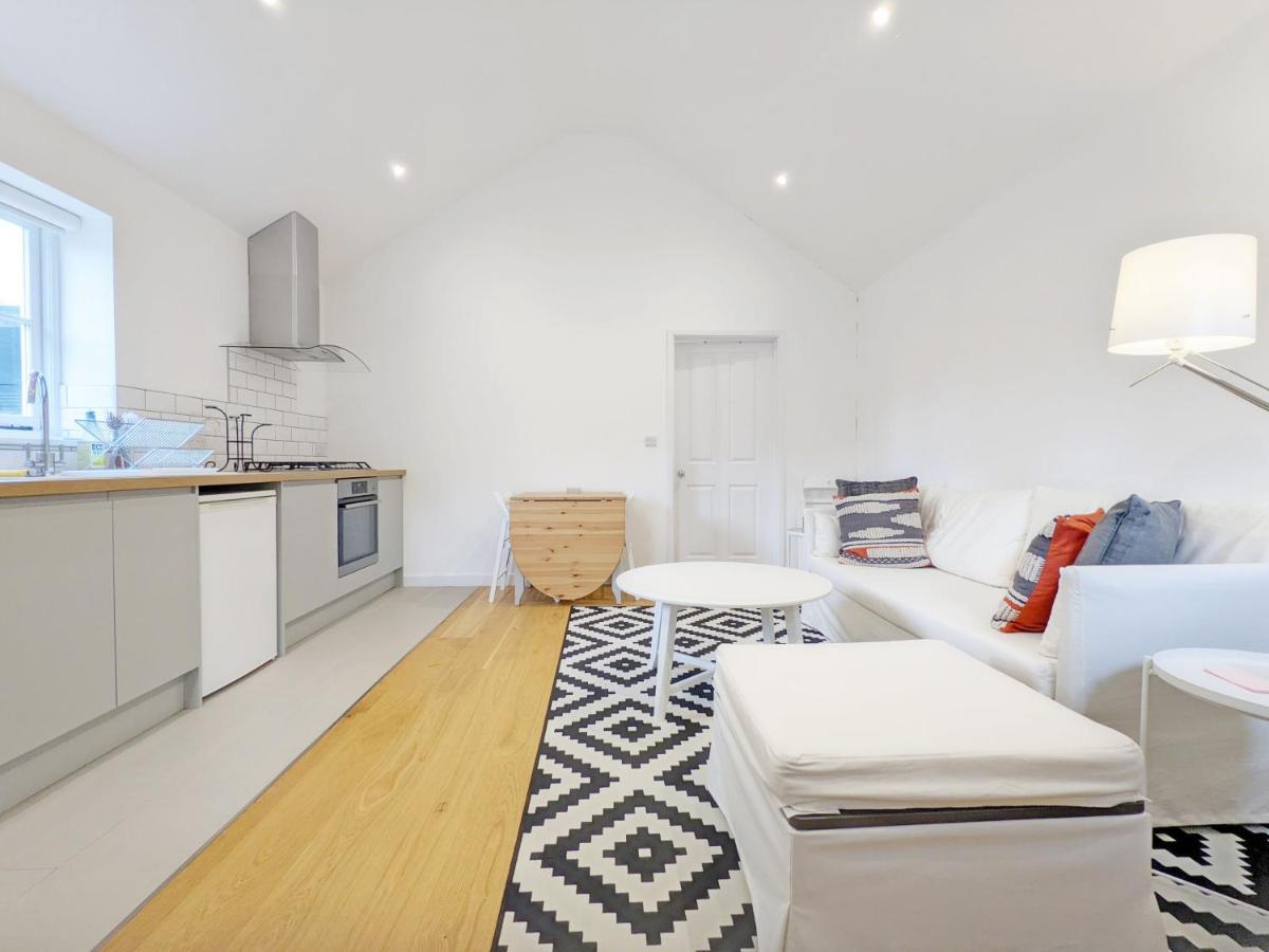 Little Maplewood, Tangmere Bagian luar foto