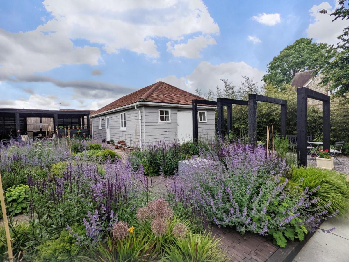 Little Maplewood, Tangmere Bagian luar foto