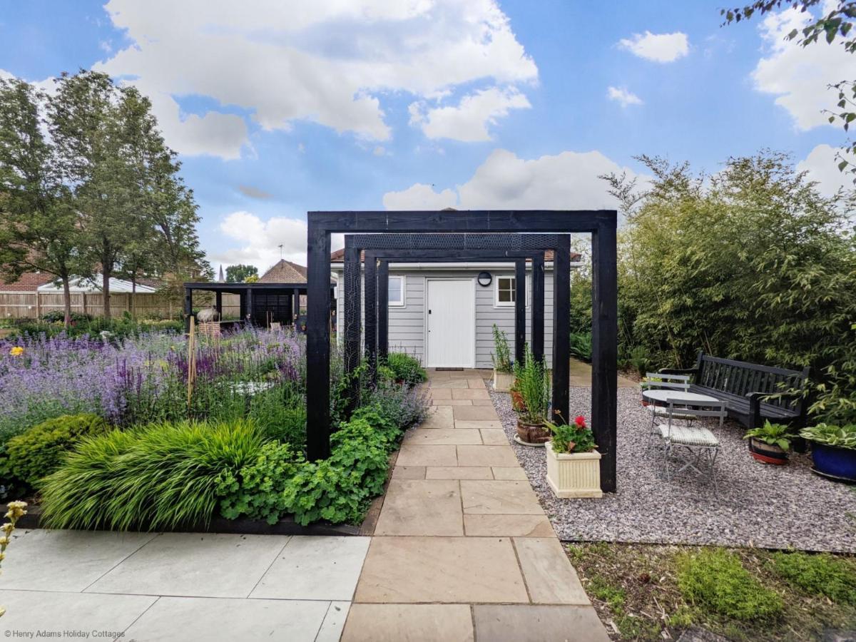 Little Maplewood, Tangmere Bagian luar foto