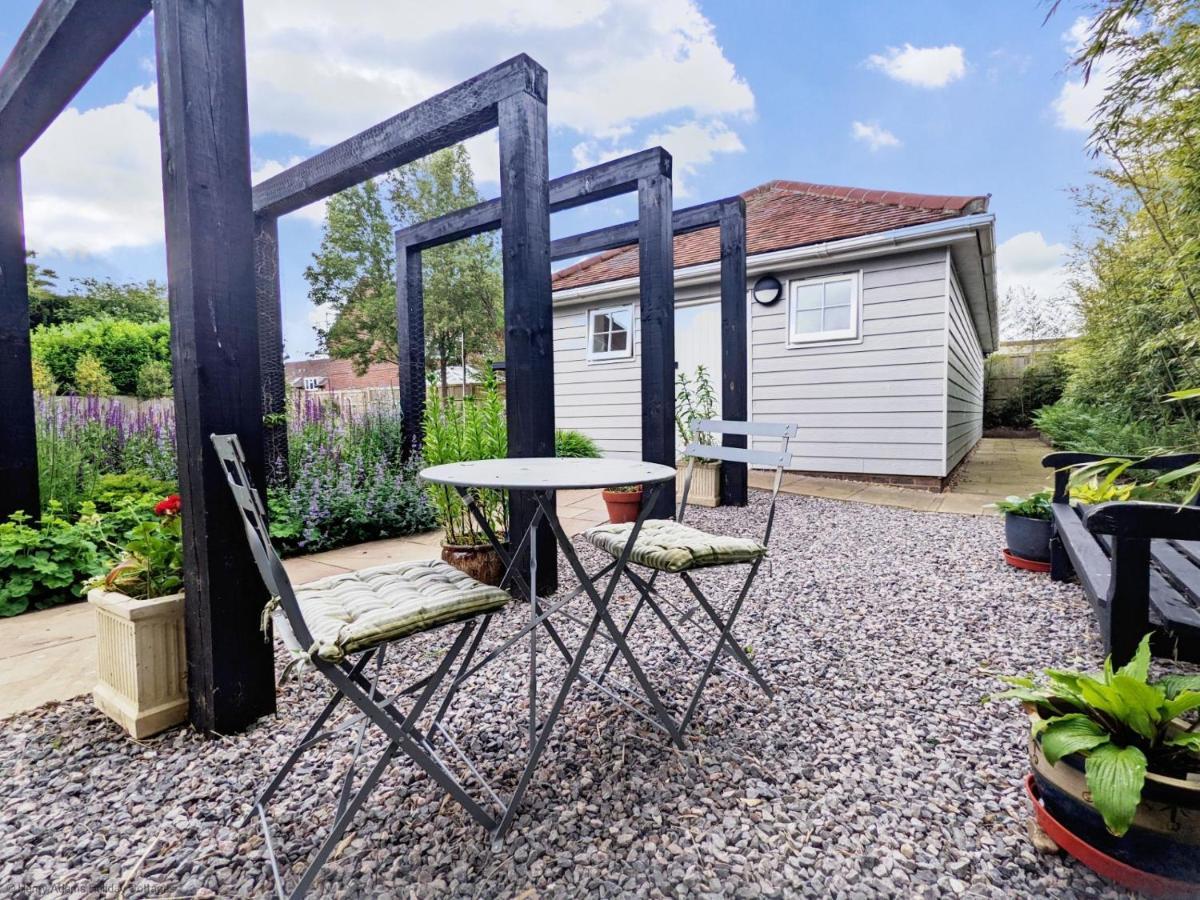 Little Maplewood, Tangmere Bagian luar foto
