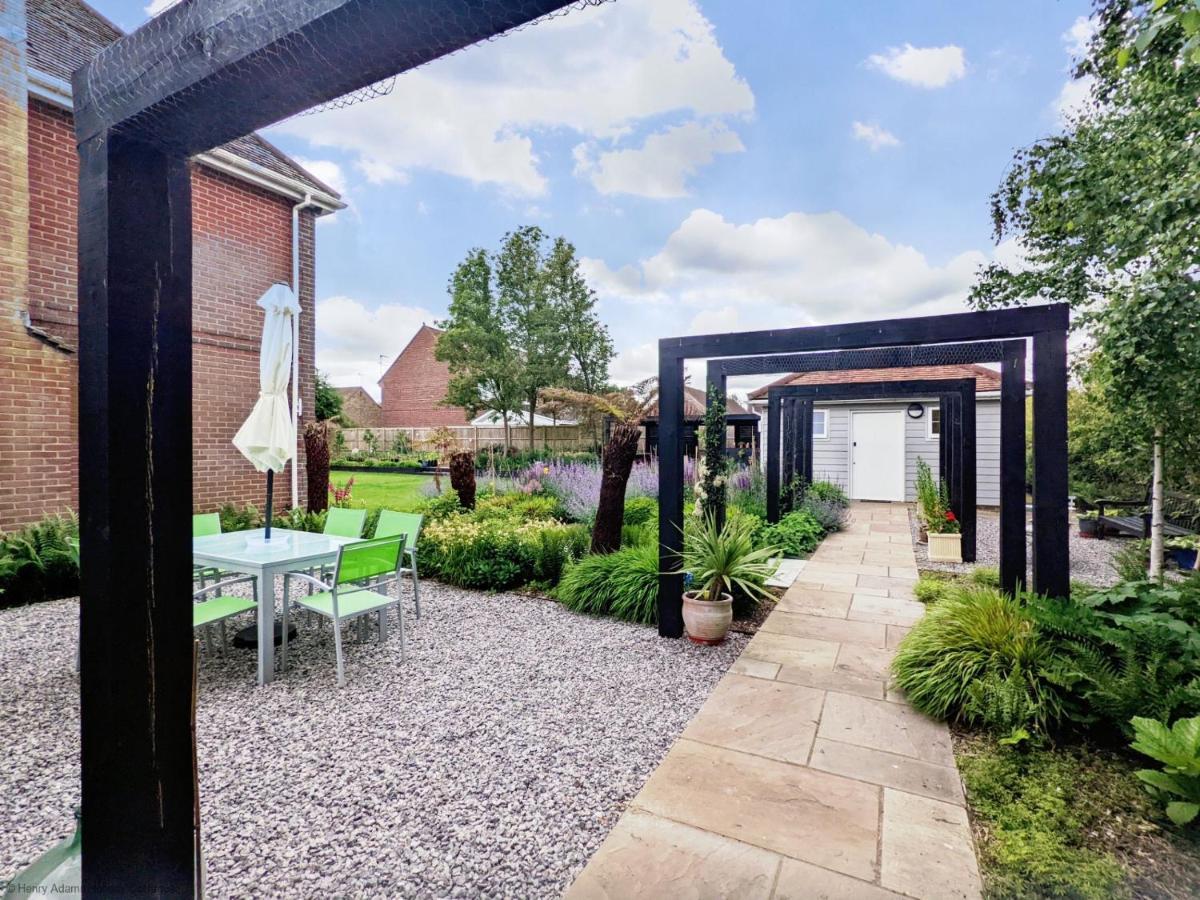 Little Maplewood, Tangmere Bagian luar foto